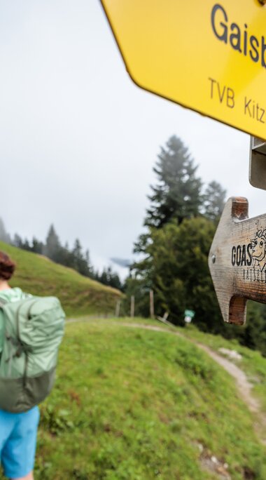 Familie im Freien beim Start der Goasberg-Rätseltour am Wegweiser „Goasberg“.