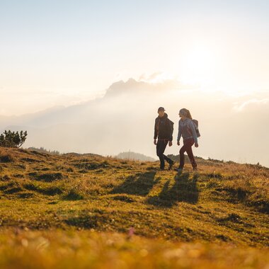 Wandern in der Region Hohe Salve mit Bergpanorama und Wanderweg.