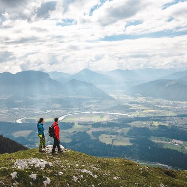 Wandern in der Region Hohe Salve mit Bergpanorama und Wanderweg.